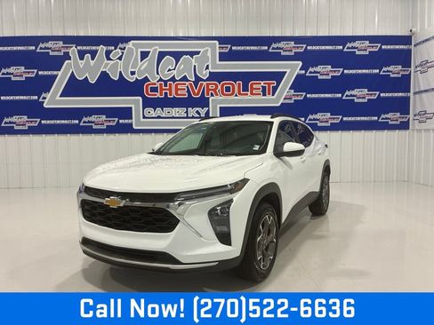 Used 2025 Chevrolet Trax LT FWD image 1