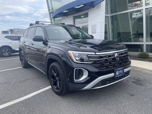 Used 2024 Volkswagen Atlas Peak Edition SE image 1