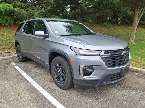 Used 2023 Chevrolet Traverse LT FWD image 3