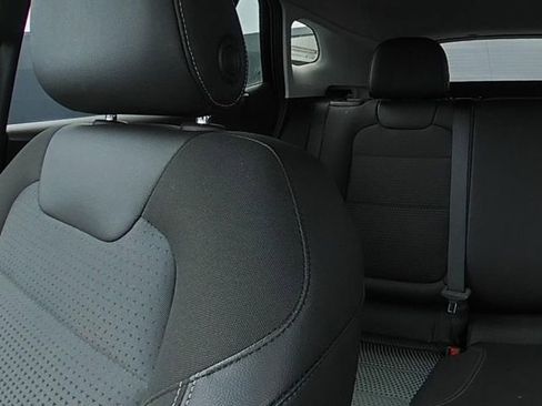 Used 2025 Chevrolet Trax LT w/ LT Convenience Package FWD image 23