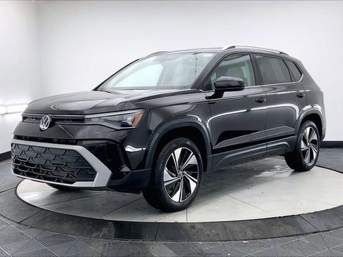 Certified 2025 Volkswagen Taos SE image 2