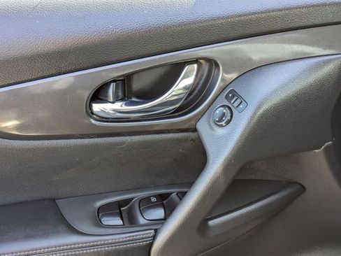 Used 2020 Nissan Rogue SV image 12