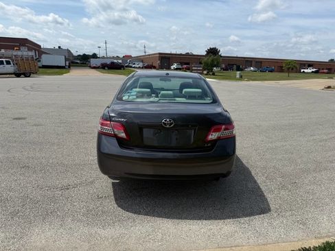 Used 2010 Toyota Camry LE FWD image 4