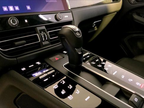 Used 2023 Porsche Macan image 17
