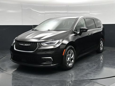 Certified 2024 Chrysler Pacifica Limited FWD image 7