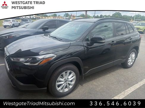 Used 2024 Toyota Corolla Cross LE w/ Moonroof Package image 4