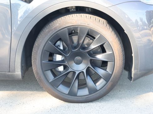 Used 2023 Tesla Model Y AWD image 11