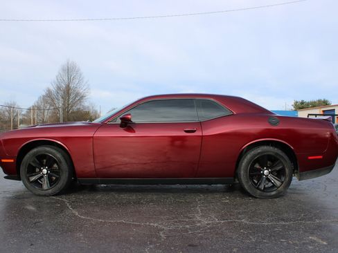 Used 2019 Dodge Challenger SXT image 10