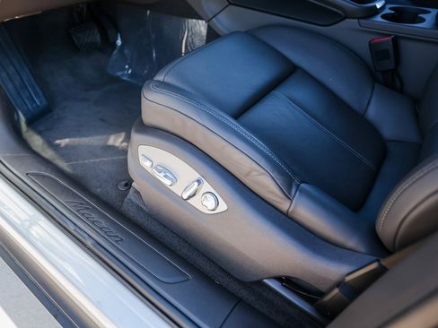 Certified 2025 Porsche Macan image 14