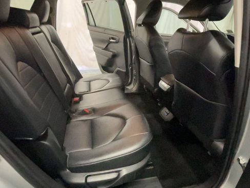 Used 2022 Toyota Highlander XLE AWD/4WD image 23