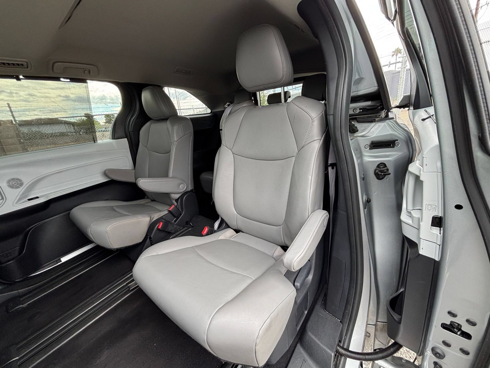 Used 2025 Toyota Sienna XLE FWD image 26