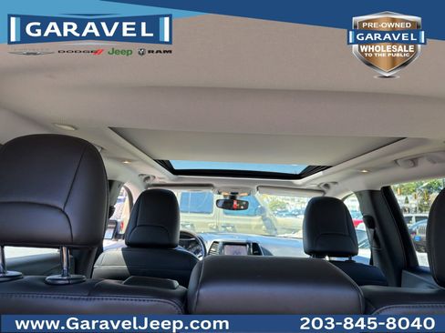Used 2019 Jeep Cherokee Overland AWD/4WD image 8