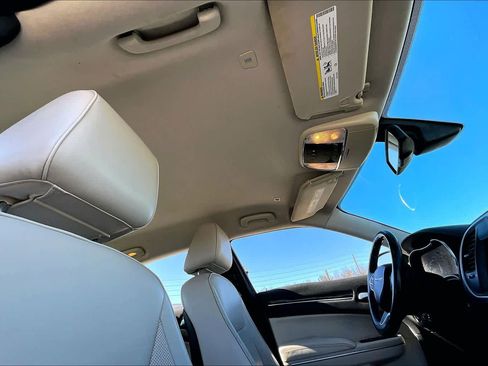 Used 2019 Chrysler 300 Limited image 12