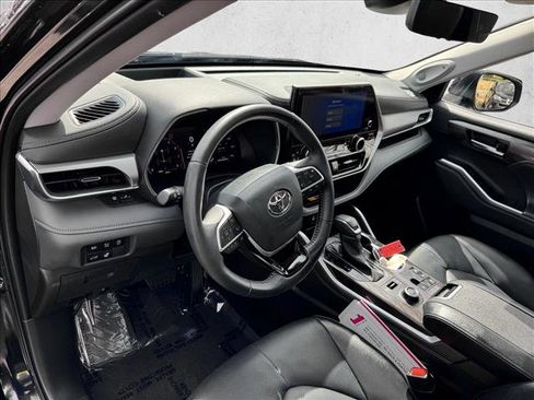 Certified 2026 Toyota Highlander Platinum AWD/4WD image 12