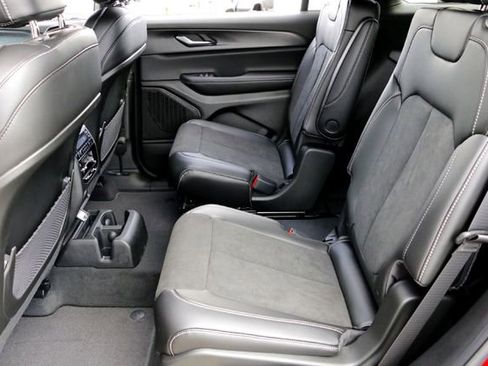 New 2025 Jeep Grand Cherokee L Altitude RWD image 17