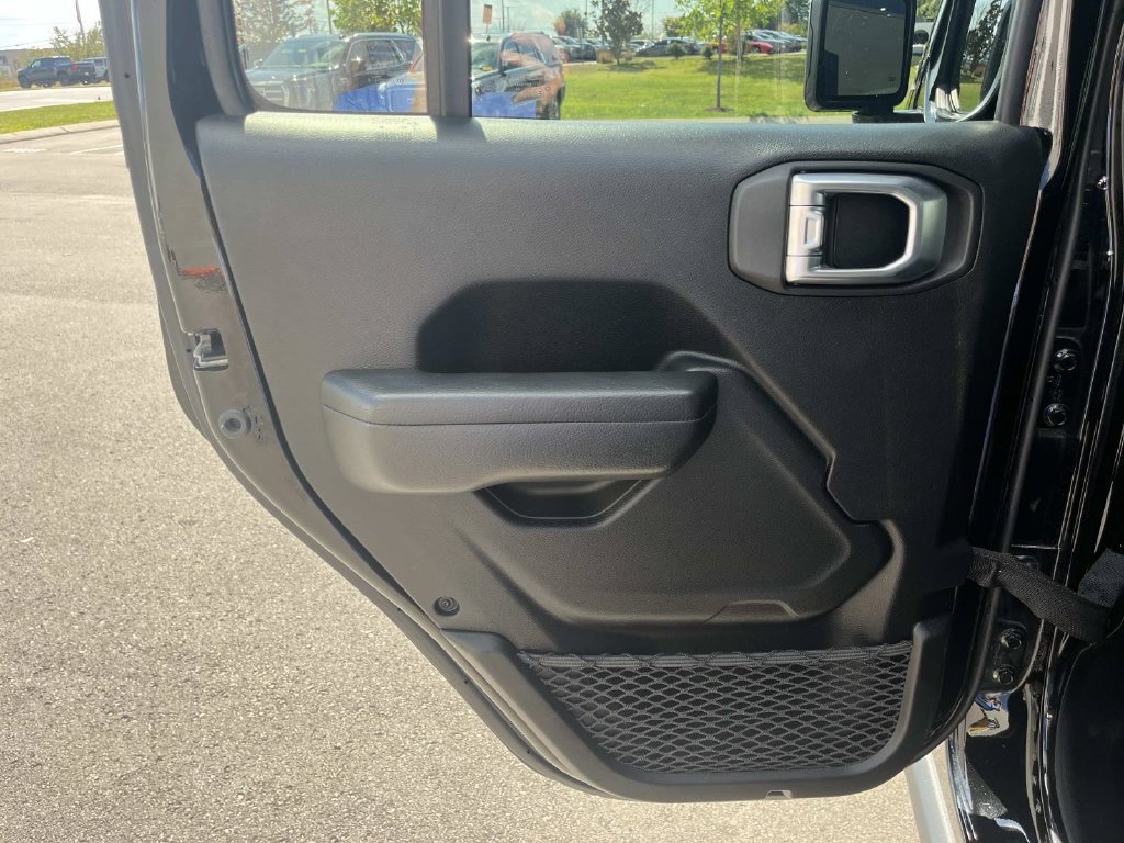 Used 2023 Jeep Wrangler Unlimited Rubicon w/ Cold Weather Group AWD/4WD image 18