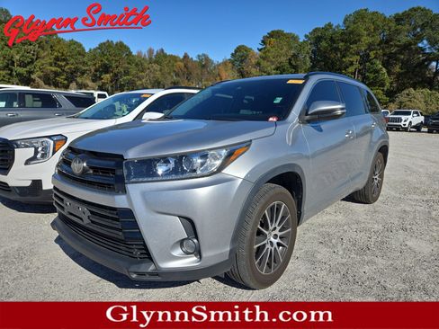 Used 2018 Toyota Highlander SE image 1