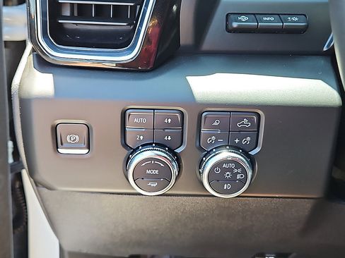 Used 2023 GMC Sierra 1500 Denali w/ Technology Package AWD/4WD image 18