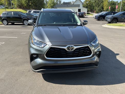 Used 2024 Toyota Highlander XLE AWD/4WD image 3