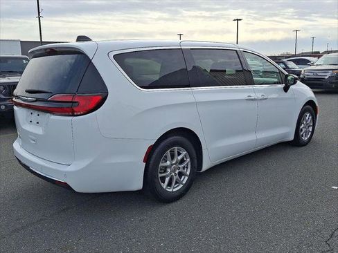 Certified 2024 Chrysler Pacifica Touring-L image 4