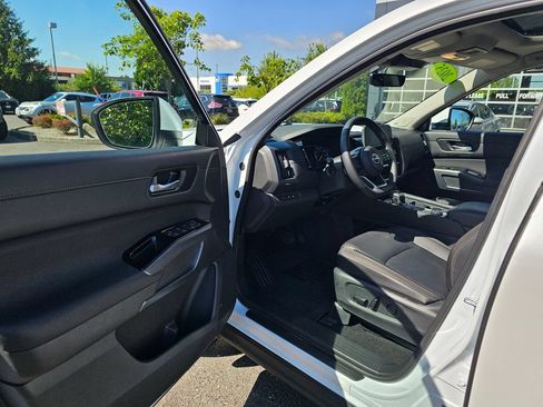 Used 2025 Nissan Pathfinder SL w/ SL Premium Package AWD/4WD image 16