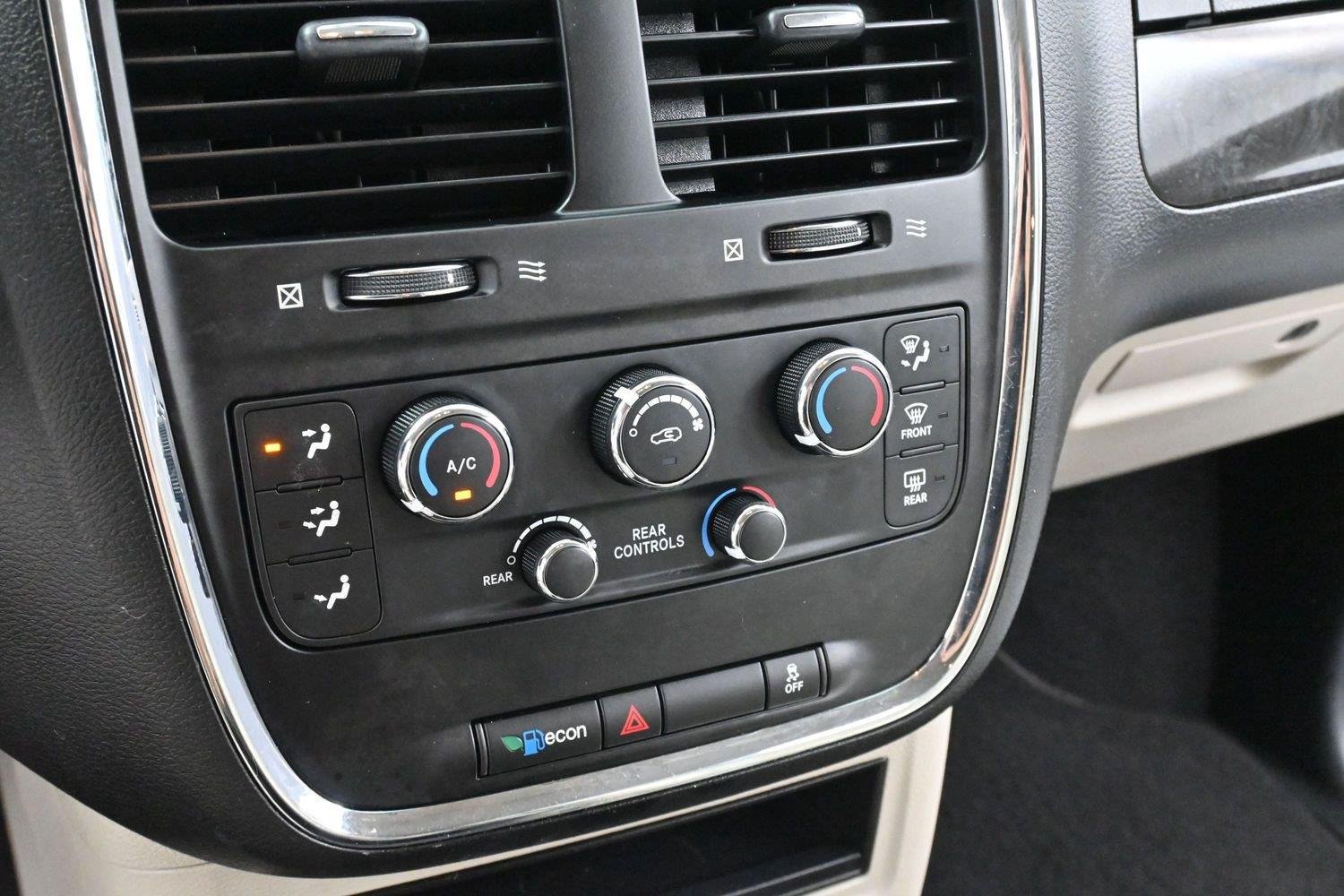 Used 2017 Dodge Grand Caravan SE FWD image 18