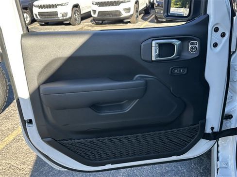 Used 2024 Jeep Wrangler Unlimited image 30