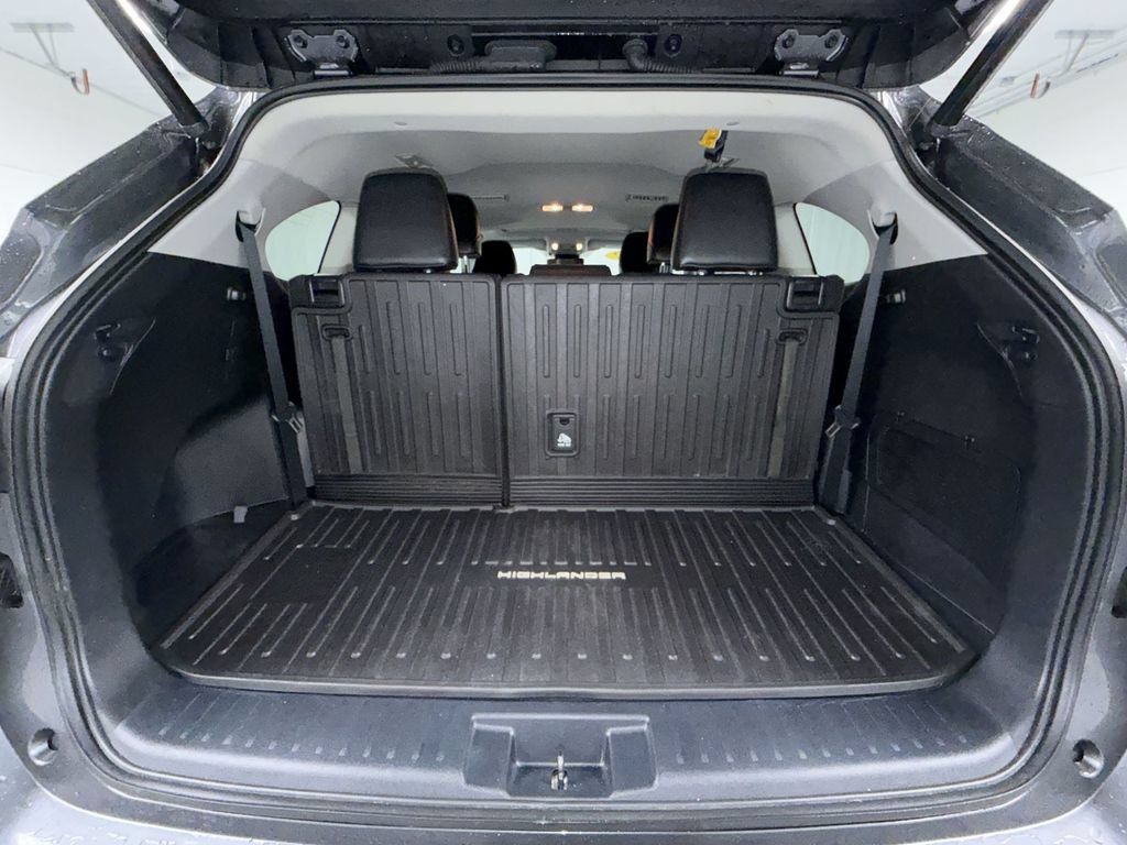 Used 2022 Toyota Highlander XLE AWD/4WD image 16