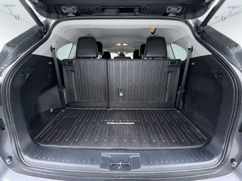 Used 2022 Toyota Highlander XLE AWD/4WD image 16
