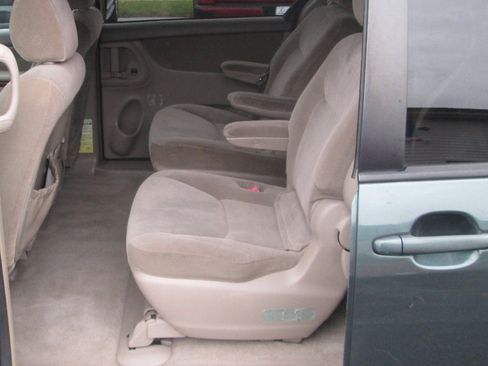 Used 2004 Toyota Sienna LE image 13
