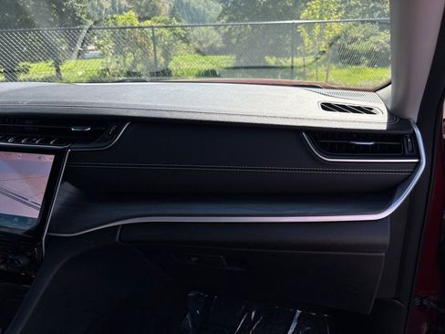 Used 2023 Jeep Grand Cherokee Limited w/ Black Appearance Package image 27