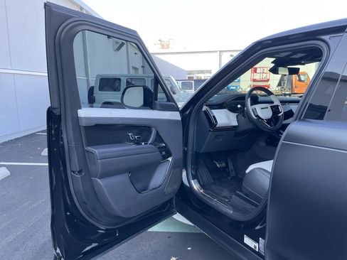 Used 2024 Land Rover Range Rover Sport SV image 37