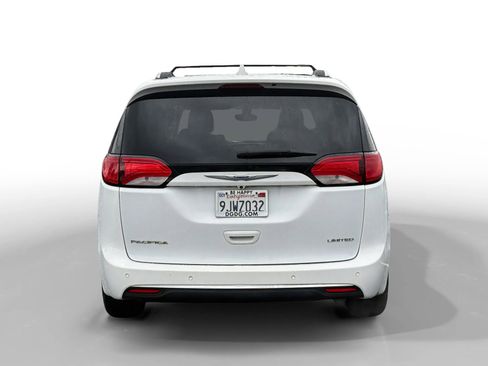 Used 2018 Chrysler Pacifica Limited image 4