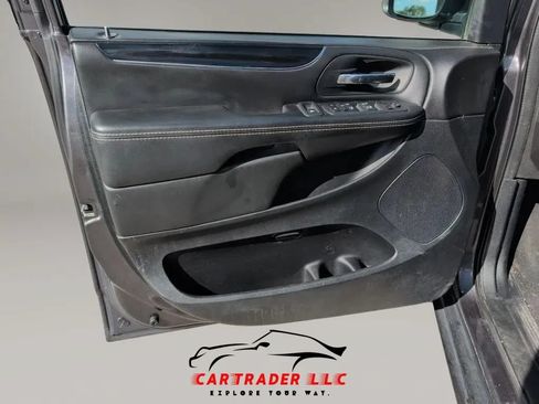 Used 2018 Dodge Grand Caravan SE FWD image 14