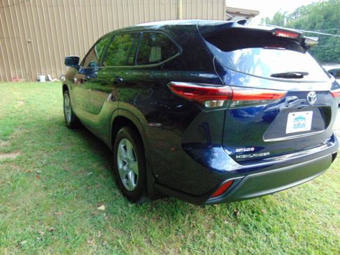 Used 2021 Toyota Highlander LE AWD/4WD image 4
