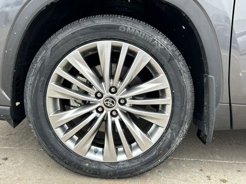 Used 2023 Toyota Highlander Platinum image 11