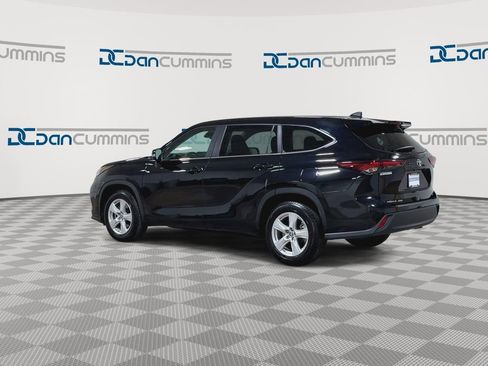 Used 2024 Toyota Highlander LE FWD image 6