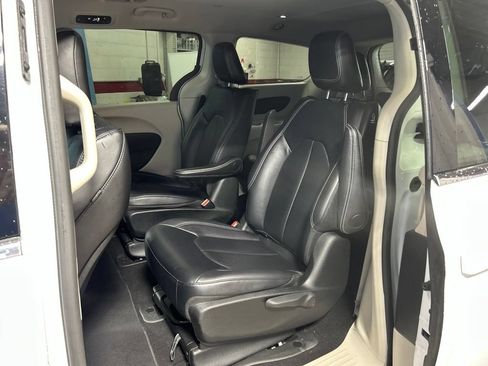 Used 2024 Chrysler Pacifica Limited FWD image 34