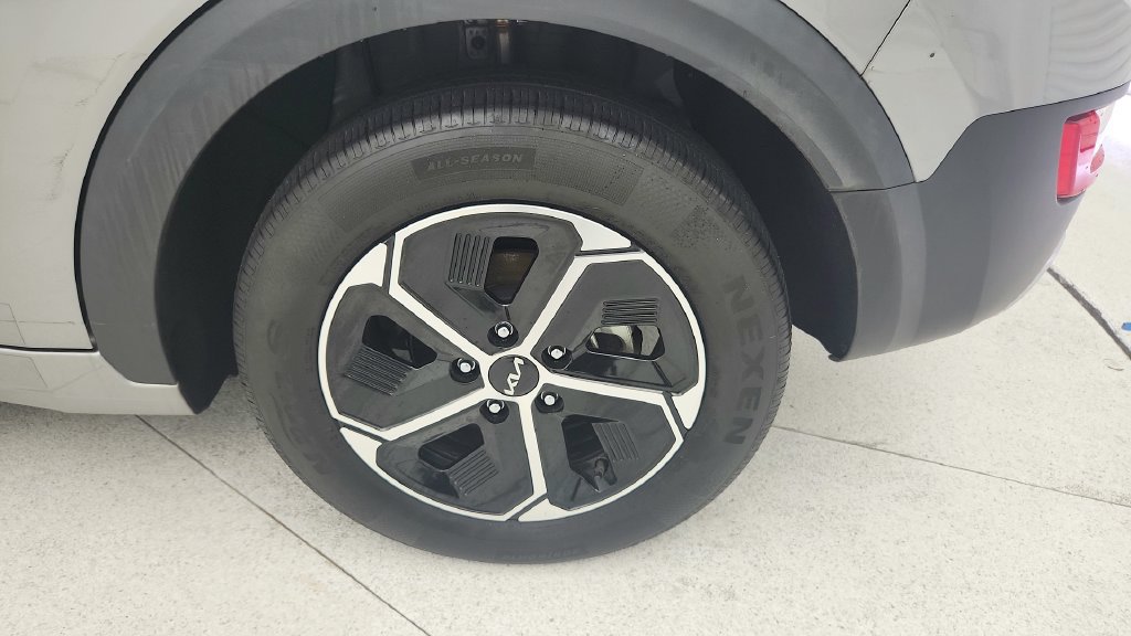 Used 2024 Kia Niro EX w/ EX Cold Weather Package FWD image 26