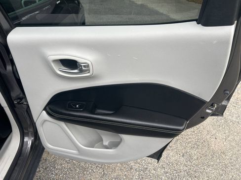 Used 2019 Jeep Compass Latitude w/ Cold Weather Group FWD image 18