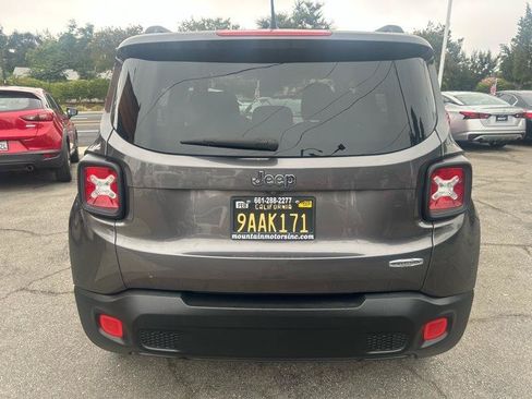 Used 2017 Jeep Renegade Latitude FWD image 4