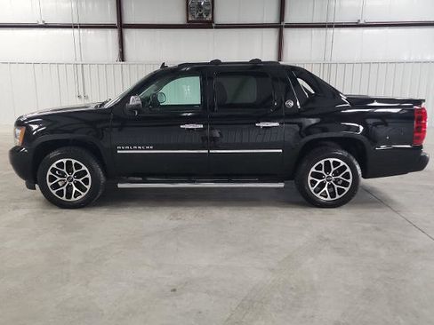 Used 2013 Chevrolet Avalanche LTZ RWD image 2
