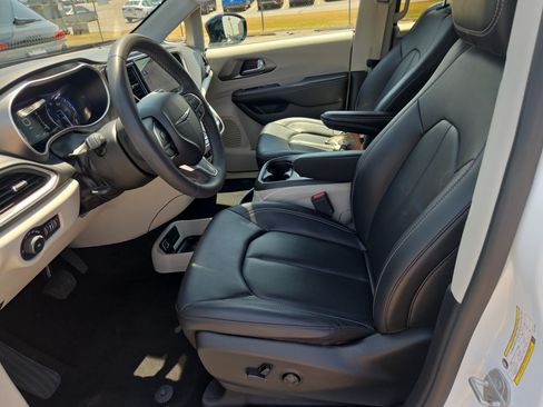 Used 2024 Chrysler Pacifica Touring-L FWD image 5