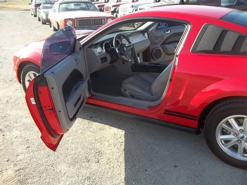 Used 2009 Ford Mustang Premium RWD image 8