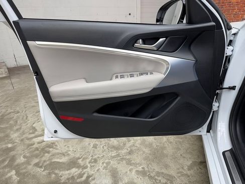 Used 2023 Genesis G70 2.0T image 10