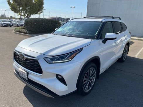 Used 2025 Toyota Highlander Limited AWD/4WD image 1