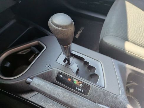 Used 2018 Toyota RAV4 LE FWD image 27