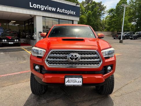 Used 2017 Toyota Tacoma TRD Sport w/ Tow Package (A/T) AWD/4WD image 4