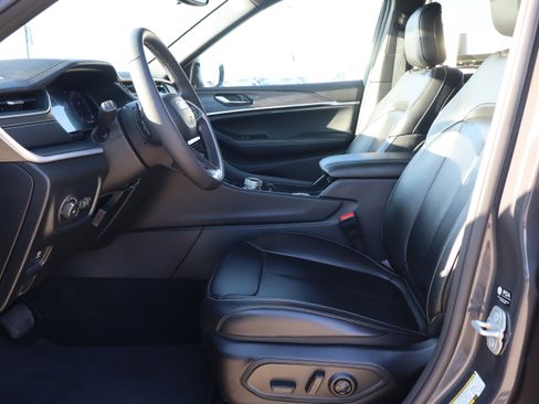 Used 2024 Jeep Grand Cherokee Limited w/ Black Appearance Package image 9