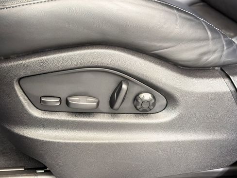 Certified 2022 Porsche Cayenne Platinum Edition image 16